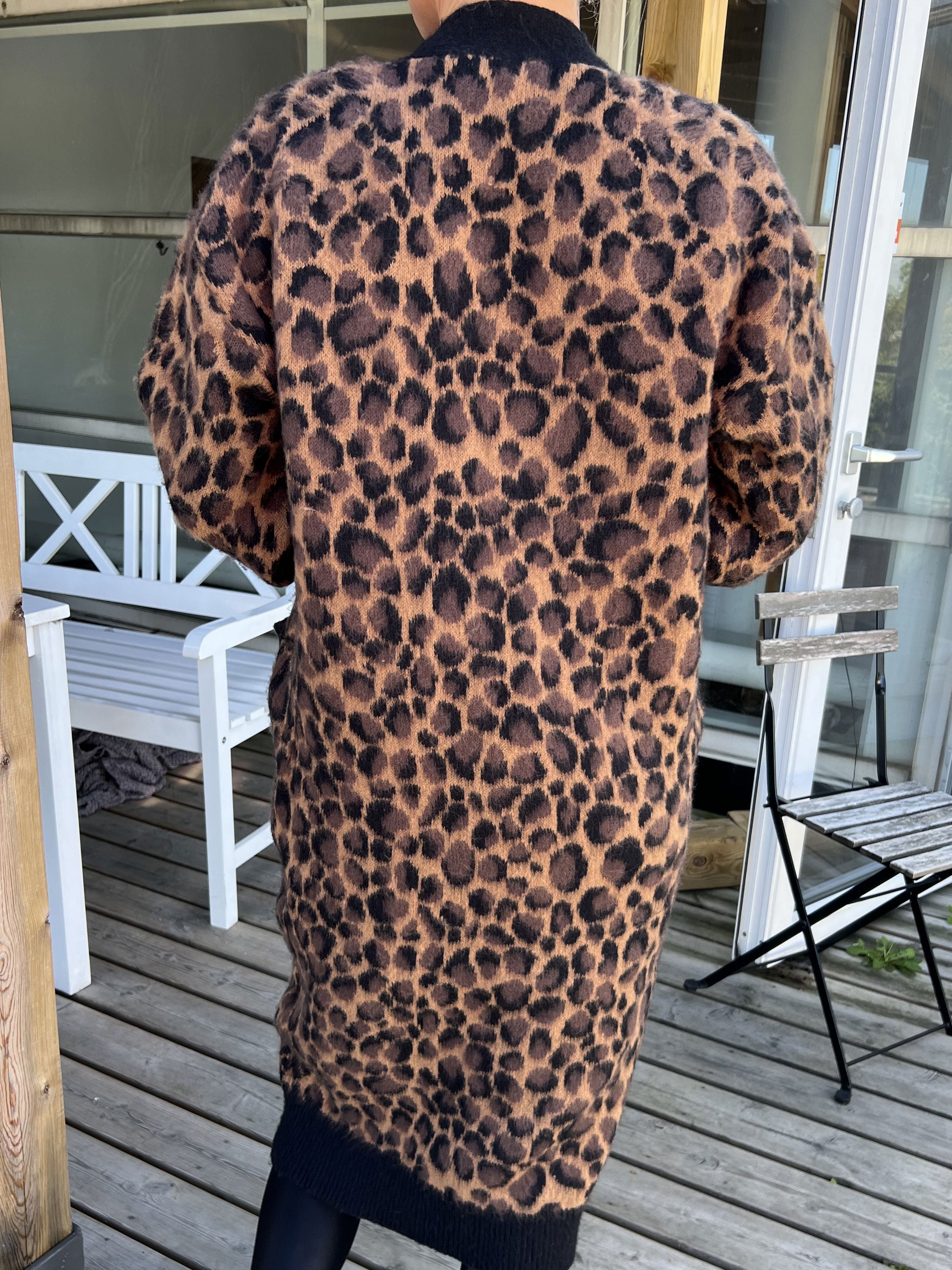 Violetta - Kamelfärgad stickad kofta i leopardmönster